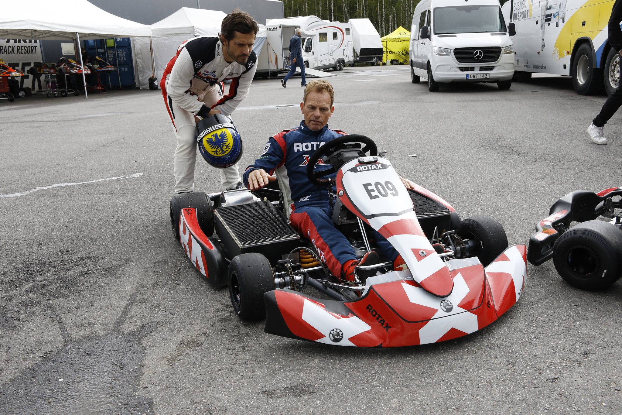 Prince Carl Philipp and Darrell Smith explaining the E20 E Kart